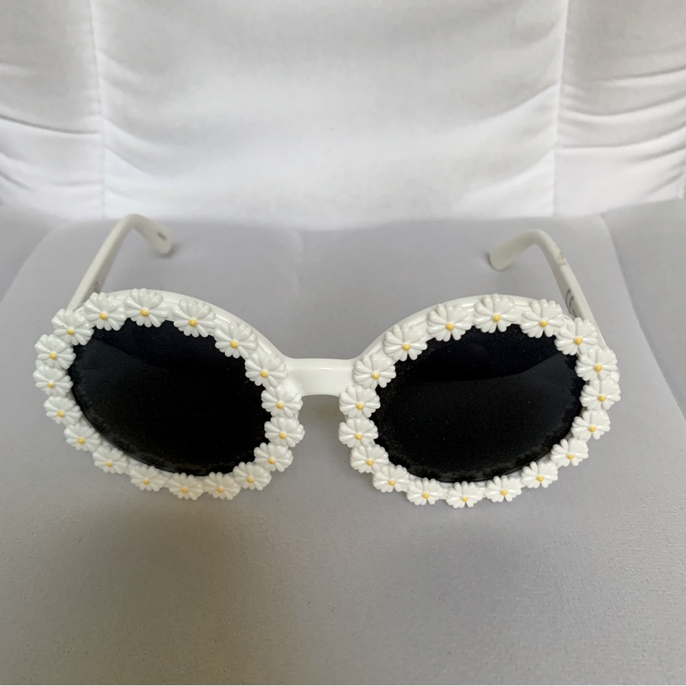 [5x$25] ⭐️ Daisy sunglasses round frame in white ban.dō brand